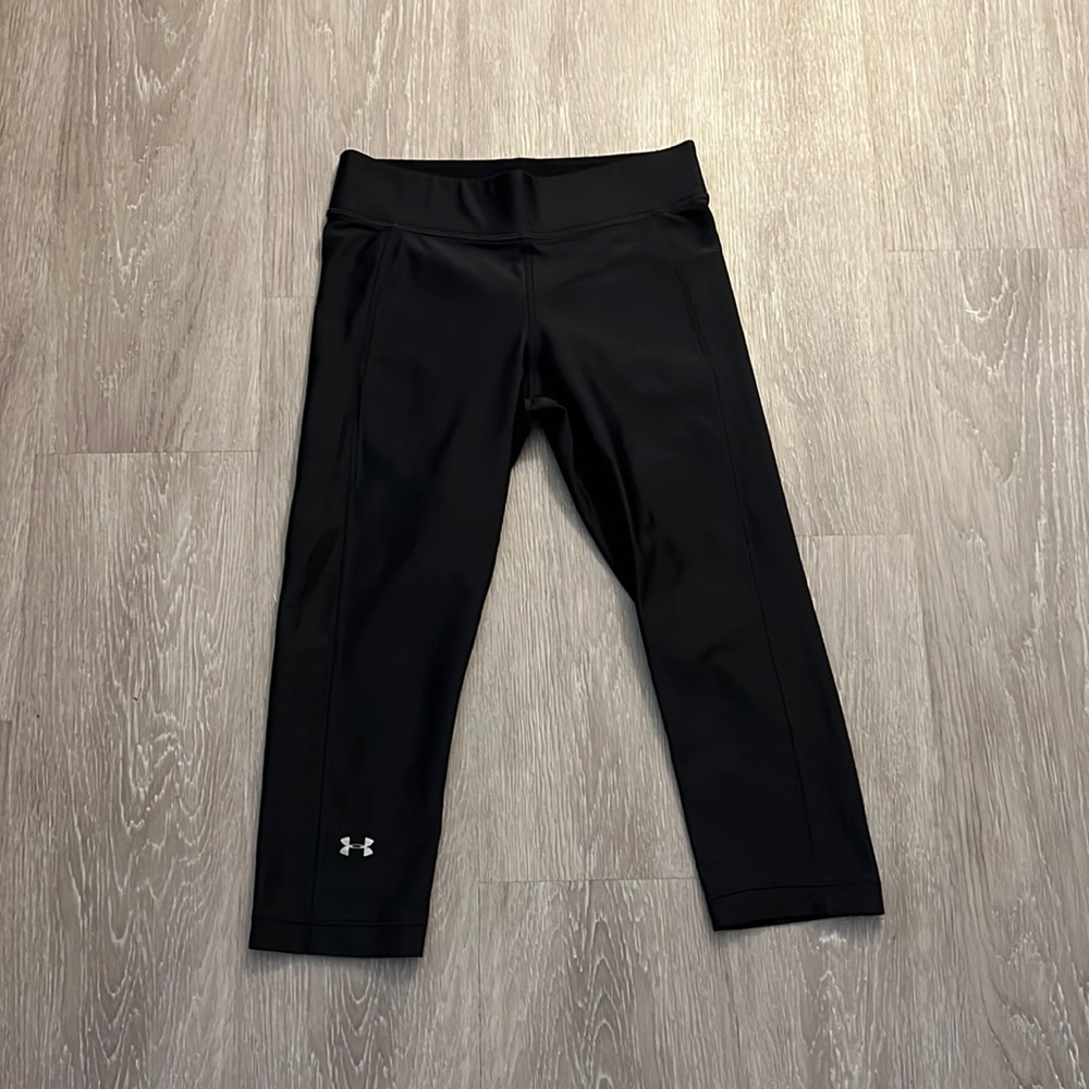 Under armor cropped leggings (Size M)